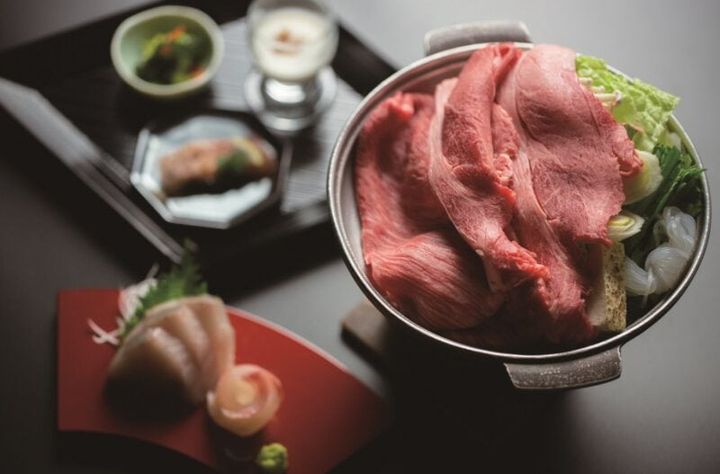 群馬名物の上州牛や上州麦豚がいただけます。写真は冬季限定の上州牛すき焼き会席。