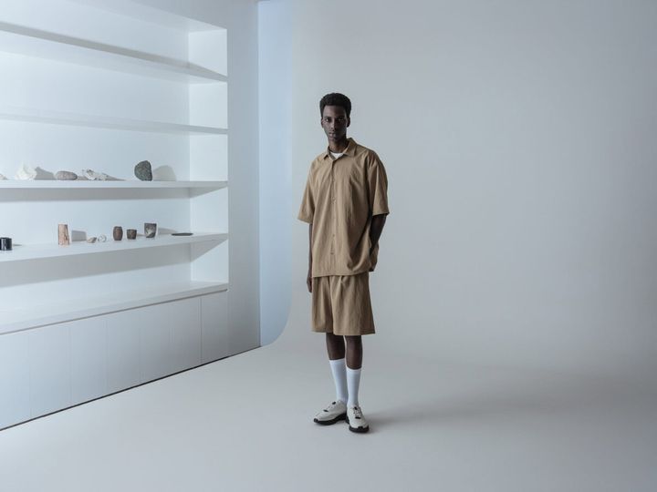 ポリエステルの強撚糸を使ったドライタッチな清涼素材は、シワ感のある立体的な生地組織によって独特の表情感と、肌離れのいいエアリーな着心地を実現。吸汗速乾と接触冷感も備え、夏のオンオフスタイルに取り入れやすい仕上がりとなっている。