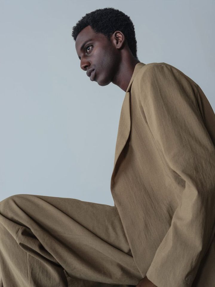 24時間365日身に付けられる汎用性と利便性を備え、ON/OFF両用のアーバンユニフォームを提案するDESCENTE ALLTERRAIN I/O。今季は先行して展開していたデニム調シリーズに続き、リネンライクな新シリーズが加わる。