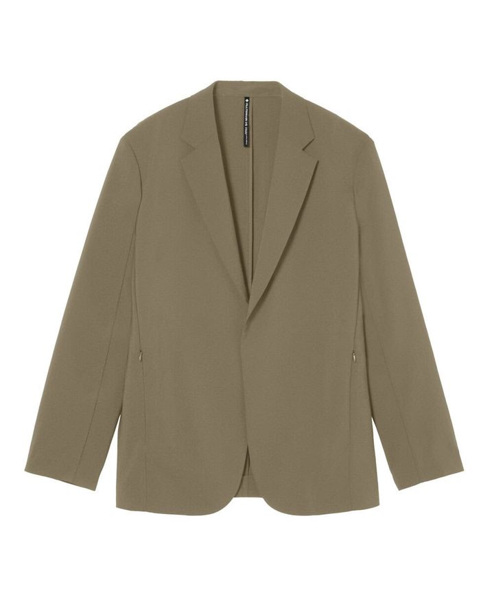 強撚糸を使用したドライタッチな清涼素材のテーラードジャケット。接触冷感と吸汗速乾機能を備え、動作を妨げにくいパターンメイキングと優れたストレッチ性によって快適な着心地に。