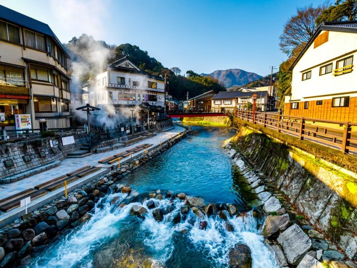 兵庫県北部の但馬地方に位置する湯村温泉は、1200年以上の歴史を持つ古湯です。摂氏98度という日本屈指の高熱を誇る源泉「荒湯」がシンボルで、温泉街を流れる春来川沿いには白い湯けむりが立ち上り、情緒豊かな風景が広がります。
