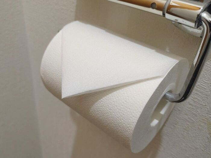 トイレットペーパーの三角折りはマナー違反！？実は知らない