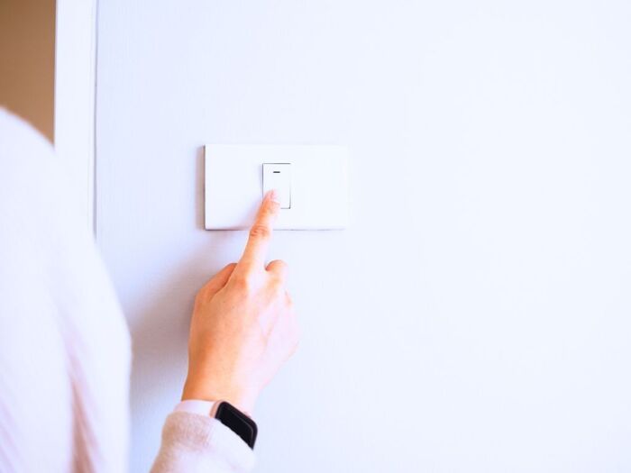 貯金ゼロから1500万円貯めた人の『電気代節約テク』3つ。これが地味に効くんです！