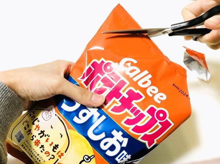 ポテチを食べるときに「指がベタベタにならない」ナイスな方法！これは思いつきませんでした♪