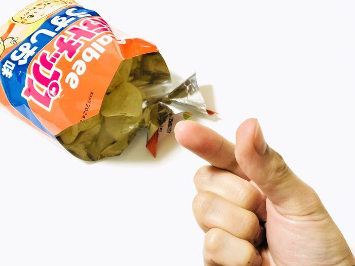 ポテチを食べるときに「指がベタベタにならない」ナイスな方法！これは思いつきませんでした♪