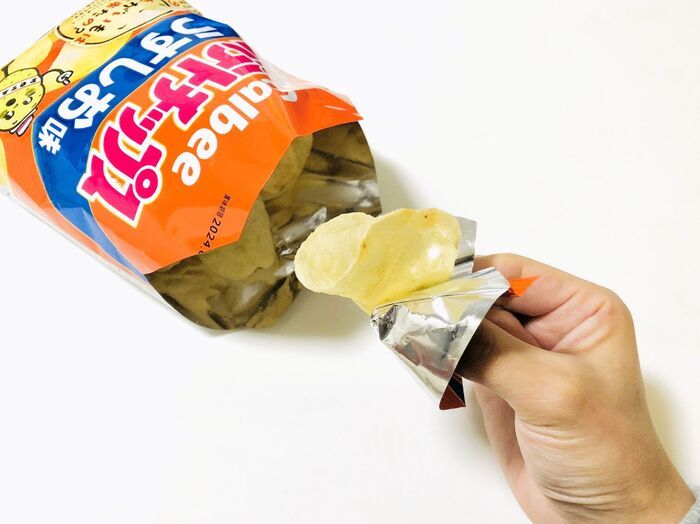 ポテチを食べるときに「指がベタベタにならない」ナイスな方法！これは思いつきませんでした♪