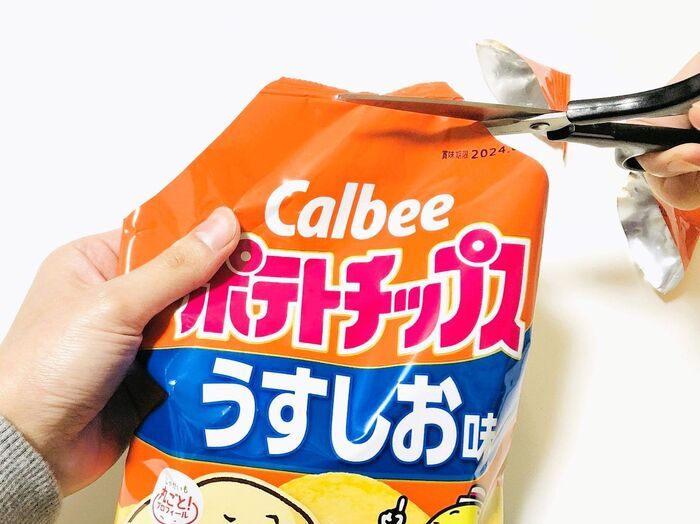 ポテチを食べるときに「指がベタベタにならない」ナイスな方法！これは思いつきませんでした♪
