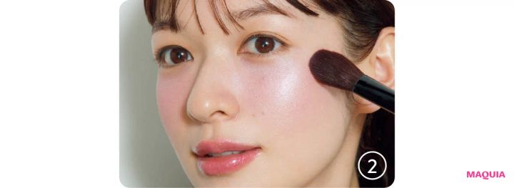 多幸感メイク チークの入れ方ハウツー 目の下にハイライトを入れる