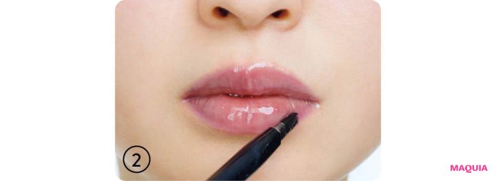 多幸感リップメイク やり方ハウツー 唇の輪郭をブラシでなじませる