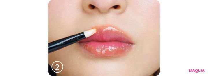 多幸感リップメイク やり方ハウツー イエローグラスでリップラインをなぞる