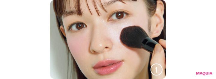 多幸感メイク チークの入れ方ハウツー チークは頬中央に横長に