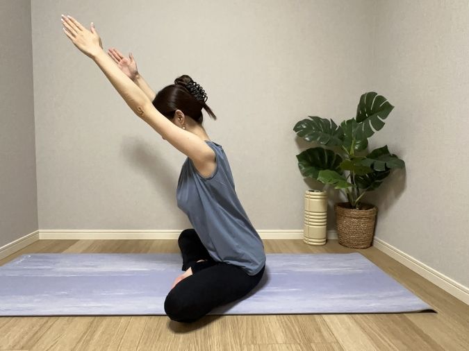 息を吐きながら、腕を前に伸ばすように上体を少し前に倒す。