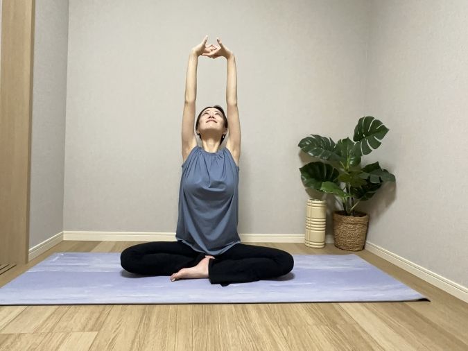 両手の指を絡めて、背伸びをしたら、そのまま上半身を大きく回す。