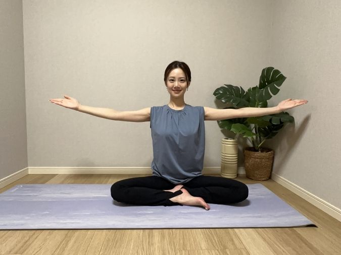 両腕を肩の高さで横に広げ、手のひらを上に向ける。
