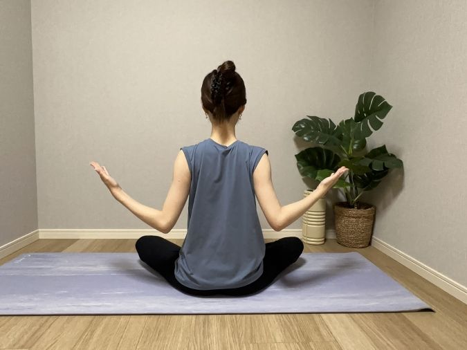 胸を軽く開き、背中に力が入っているのを感じながら3秒キープ。