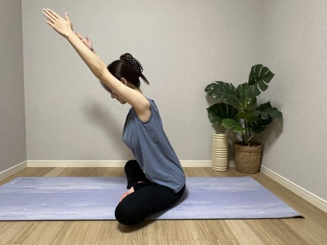 再び腕を前へ伸ばし、同じ動きをゆっくり10回ほど繰り返す。