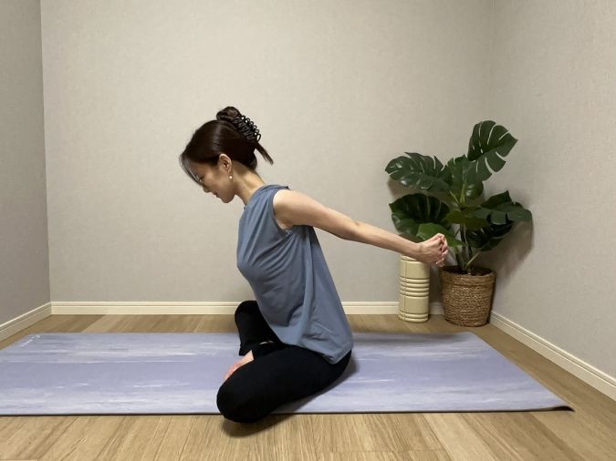 肩甲骨を寄せるように、腕を小さく上下に動かす。