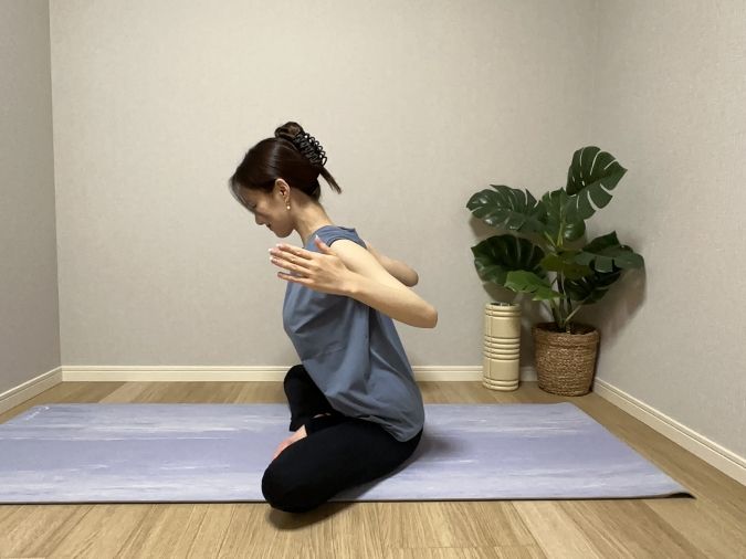 そこから肘を後ろへ引き、肩甲骨を中央に引き寄せる。