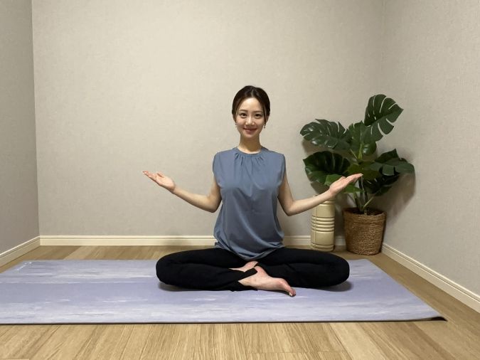 息を吐きながら、肘をゆっくり後ろへ引き、肩甲骨を中央に引き寄せる。