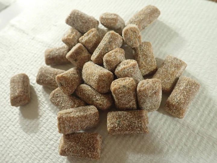 DAISO(ダイソー)：高田屋製菓 げんこつ飴黒ごま 100g