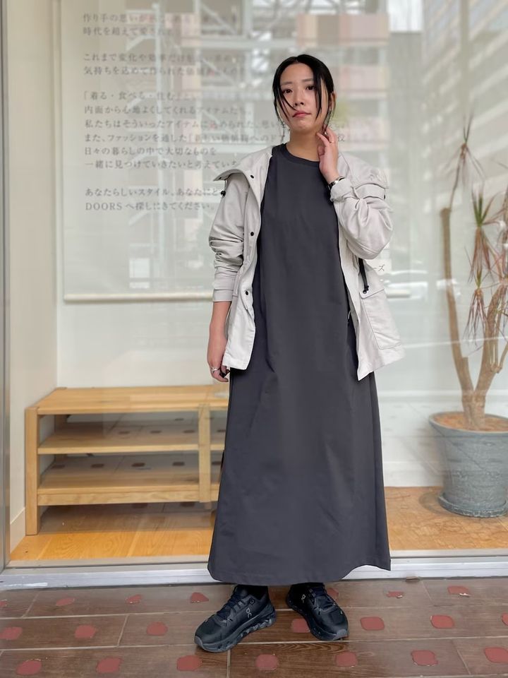 撥水パーカーのインナーには吸水速乾機能を持つワンピースをプラス 出典：WEAR