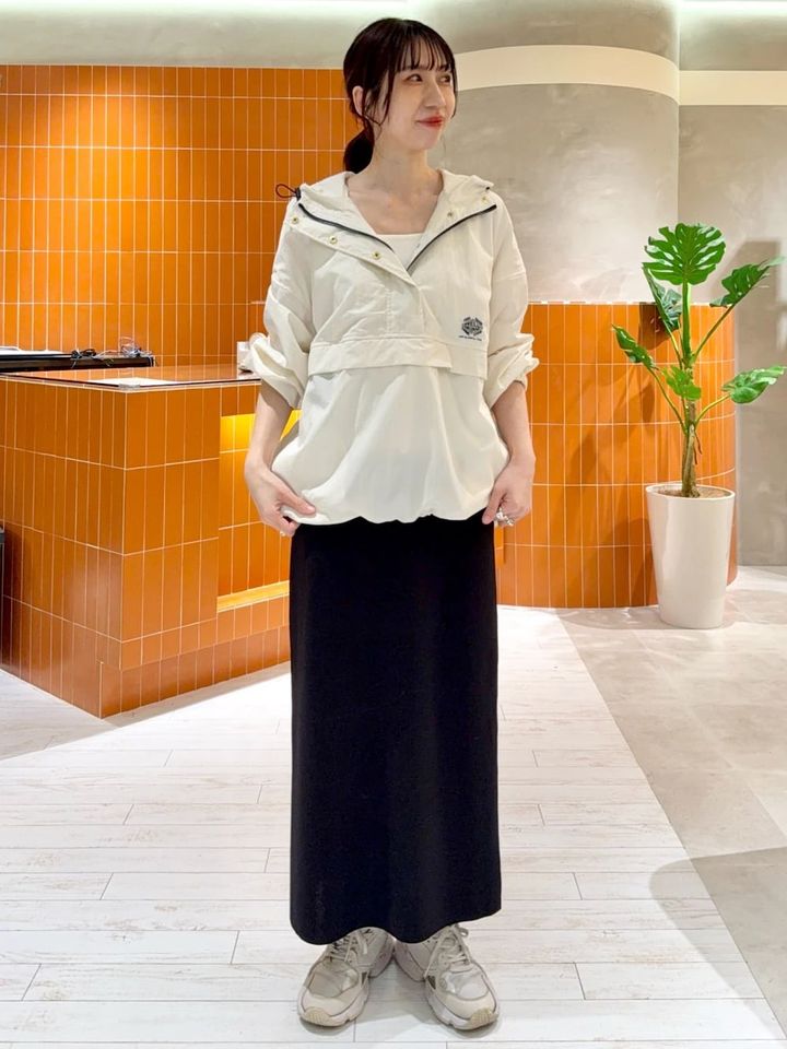 モノトーンでスタイリッシュに仕上げるレジャーコーデ 出典：WEAR