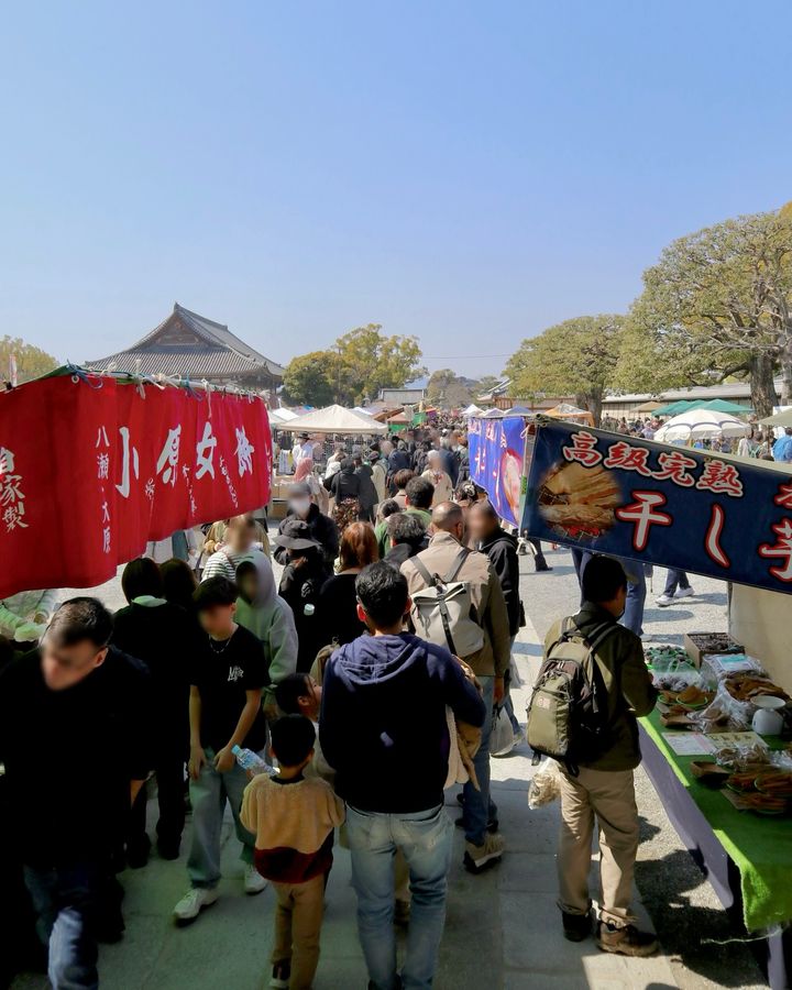 京都の東寺、慶賀門からの弘法市の景色