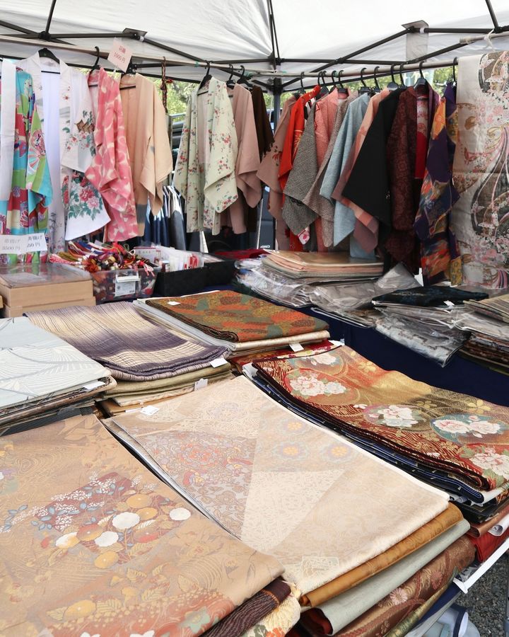 京都・東寺の弘法市で見つけたきものや・和の店内の様子