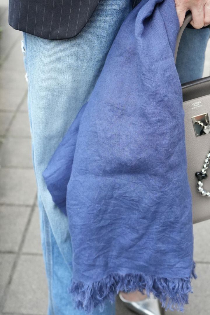 デニムと好相性な「ATELIER N'S」のブルーのストール