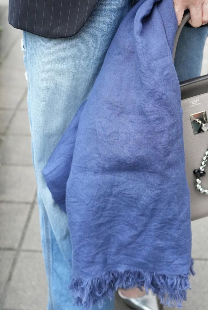 デニムと好相性な「ATELIER N'S」のブルーのストール