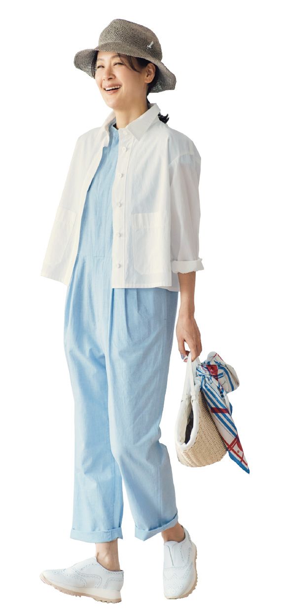 ジャケット¥30,800／レキップ、オールインワン¥42,900／ティッカ、帽子¥33,000／ミュールバウアー（アッシュ・ペー・フランス）、かごバッグ¥14,300／ハリス（金万）、スカーフ¥22,000／マニプリ、シューズ¥46,200／プレインピープル（プレインピープル青山）