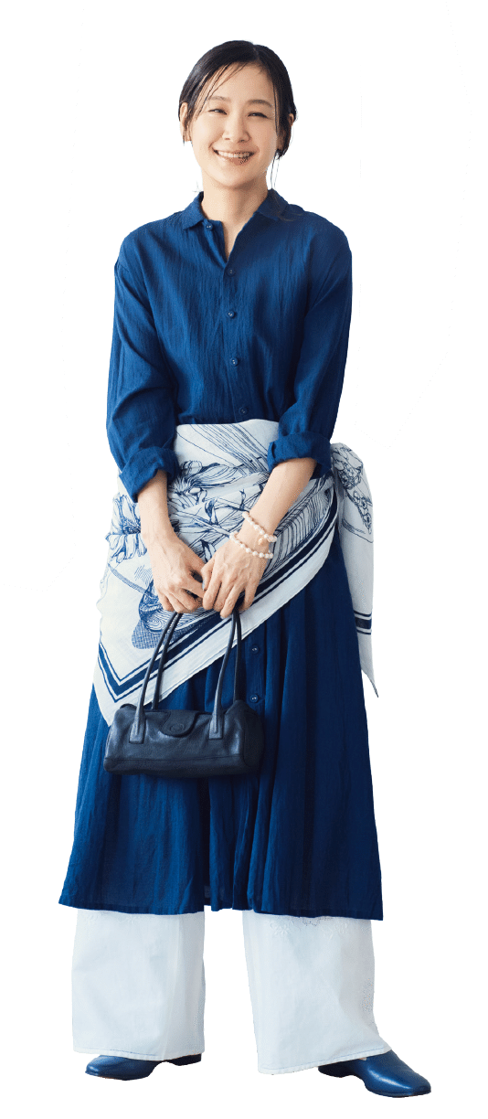 ストール¥15,400／レキップ、ワンピース¥57,300／パドカレ（パドカレ六本木）、パンツ¥53,900／エリテ（ケイエムディーファーム）、バッグ¥40,700／パドカレ（パドカレ六本木）、スリッポン¥42,900／ディヴィナ（金万）、ブレスレット（5本セット）¥19,800／アビステ