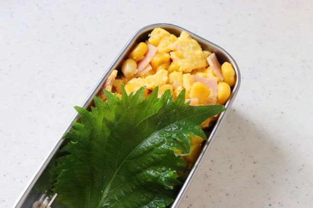 コーンとハムのレンジ炒り卵と大葉