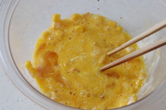 混ぜた卵とコーン