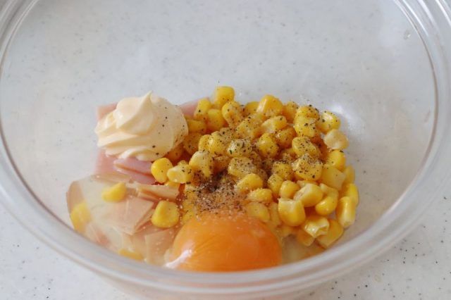 ボウルに入れた卵やコーン