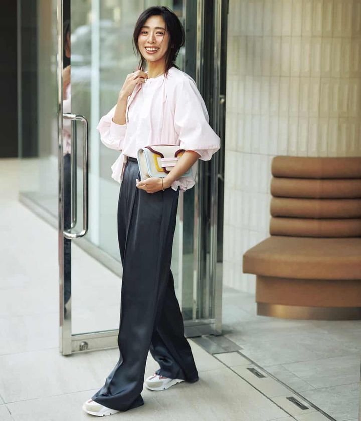 野沢和香 ピンクジャケット ピンクTシャツ ネイビーパンツ スニーカー コーデ