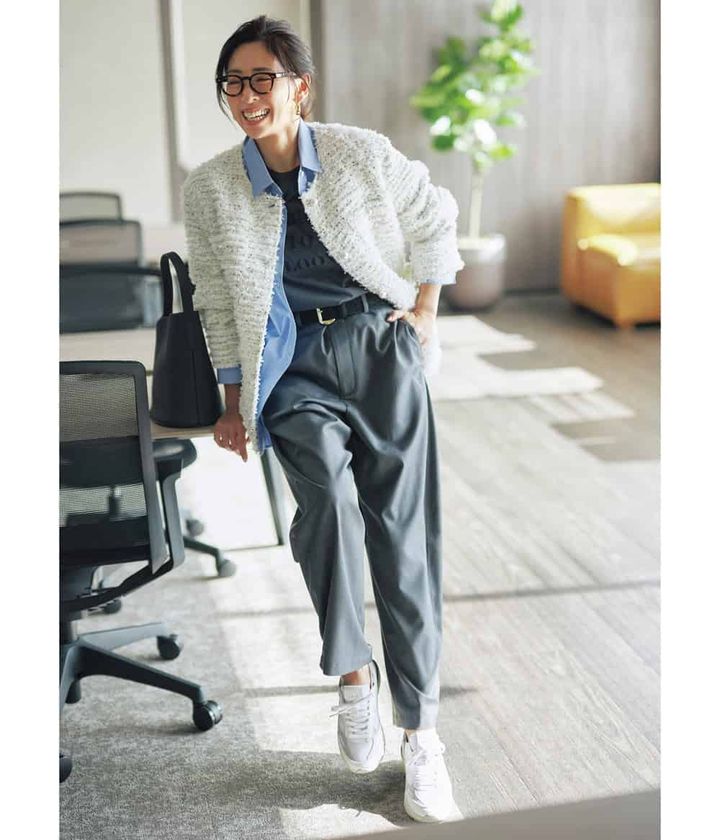 野沢和香 ツイードジャケット ブルーシャツ ロゴTシャツ グレーパンツ スニーカー 通勤コーデ