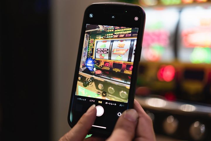 「必ず勝てる」という甘い言葉。その裏には巧妙な詐欺の罠が潜んでいます