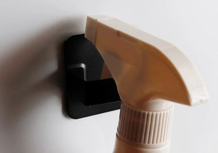 ダイソーの洗濯機横マグネットフック ブラックにスプレーを掛けた状態