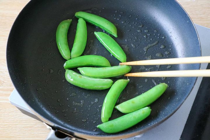 スナップエンドウと卵のオイスターソース炒め