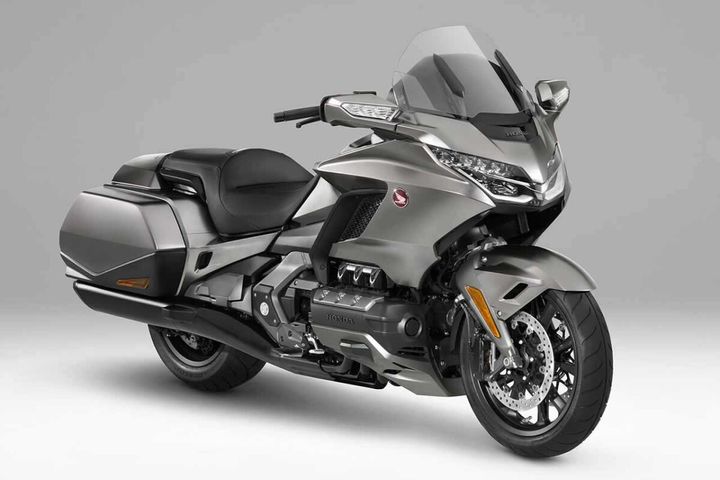 現行Gold Wingのフロントサスペンションはダブルウィッシュボーン式。ステアリングとショックアブソーバーを分離している構造は、デュオレバーに近いシステムだ。