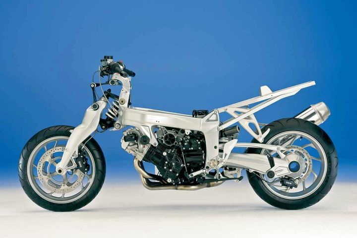 【デュオレバー】初採用されたのはK1200シリーズ。ステアリングとショックアブソーバーの役割分担が、より明確になった。インナーチューブとアウターチューブを持たず、フォーク部分の形状の自由度が高く、剛性面でも優れる。