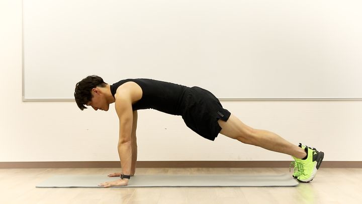 スロープッシュアップのやり方1 足を伸ばして、つま先と腕で体を支える