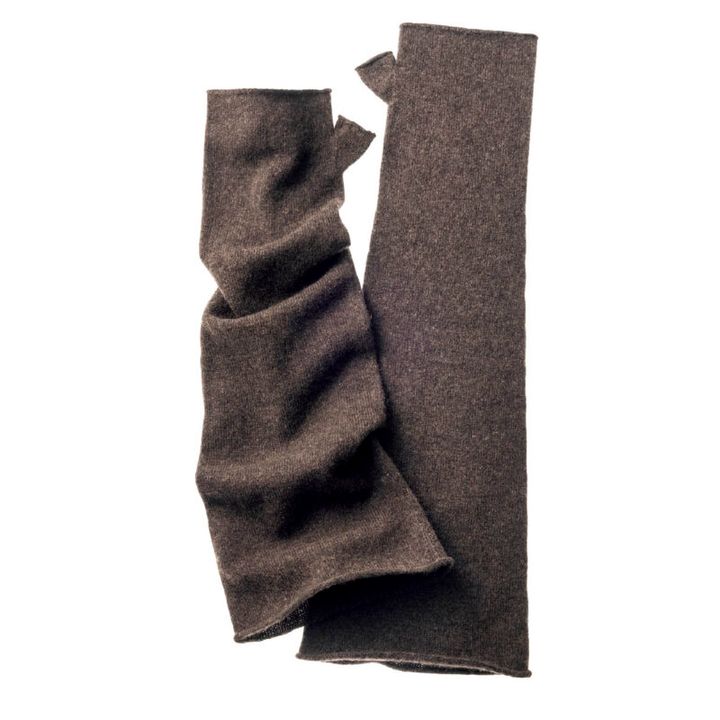 手元にニュアンスを宿すカシミア100％のアームウォーマー。指を出せるフィンガーレスタイプ。¥99,000（ザ・ロウ／ザ・ロウ・ジャパン）