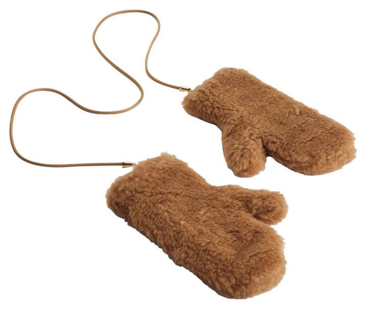 上質なキャメルやアルパカ混のテディベアファブリックを使用。ミトン¥50,600（マックスマーラ／マックスマーラ ジャパン）