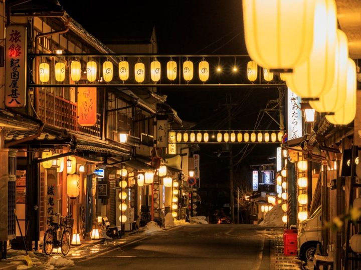奈良県天川村にある大峯山洞川温泉は、昭和の時代にタイムスリップしたようなノスタルジックな街並みが広がる歴史ある温泉郷です。夜には提灯が灯る情緒豊かな景観が楽しめます。無色透明の柔らかな湯と、名水「ごろごろ水」が育む豊かな自然が魅力です。