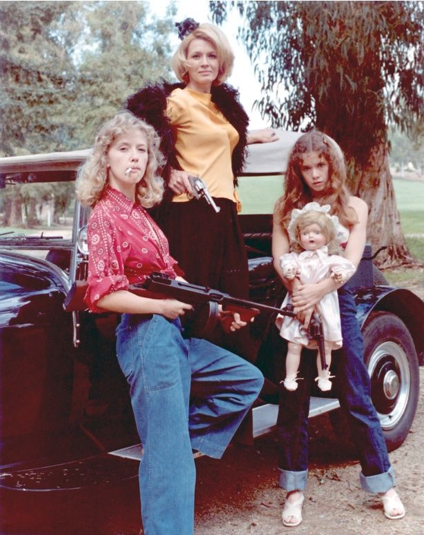 『ビッグ・バッド・ママ』出演時のディキンソン(中央) [c]EVERETT/AFLO