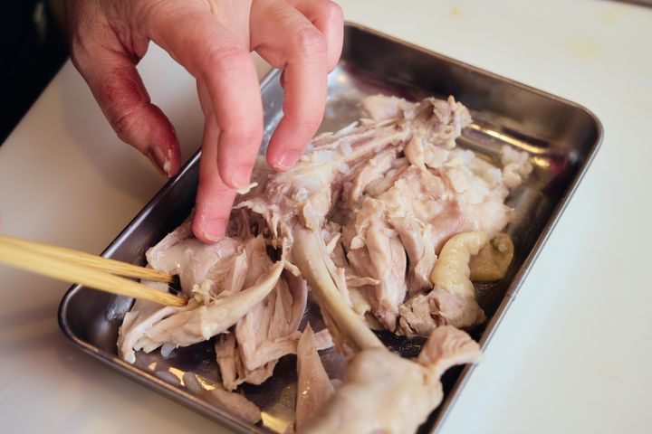 鶏肉をほぐす
