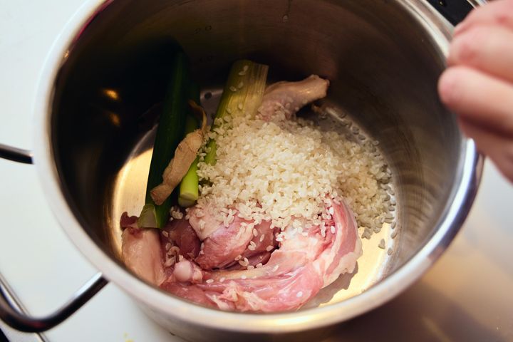 鍋に材料を入れる