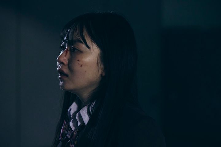 山田杏奈、極限状態で際立つ魅力！ 無防備な寝顔から血しぶきを浴びた姿まで